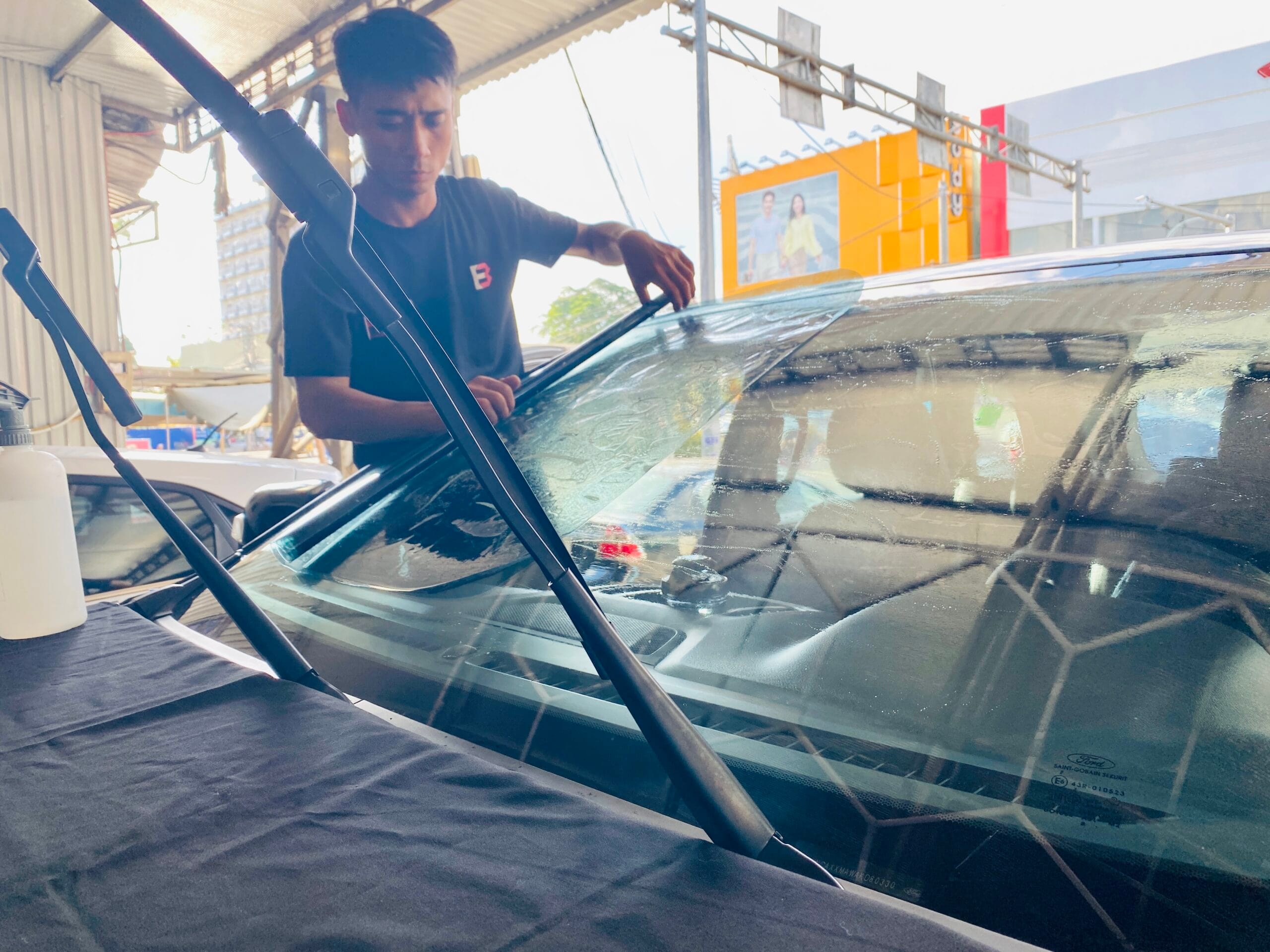 Quy Trình 5 Bước Thi Công Dán Phim Không Chạm Đạt Chuẩn Tại Xưởng
