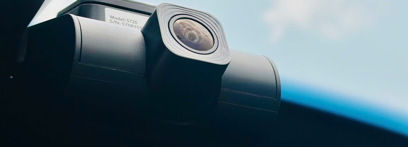 Camera hành trình Vietmap TS2K Lite được lắp đặt trên kính lái ô tô tại Gia Lai với thiết kế nhỏ gọn, ghi hình sắc nét và hỗ trợ lưu lại toàn bộ hành trình.