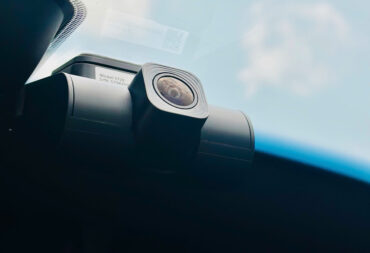 Camera hành trình Vietmap TS2K Lite được lắp đặt trên kính lái ô tô tại Gia Lai với thiết kế nhỏ gọn, ghi hình sắc nét và hỗ trợ lưu lại toàn bộ hành trình.