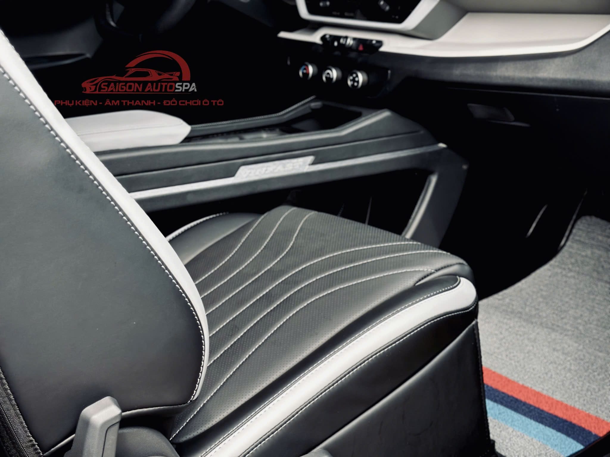 Ghế da VF3 Gia Lai với đường may sắc nét, chuẩn form theo xe, được thi công chuyên nghiệp tại SaigonAuto Spa giúp nội thất sang trọng và dễ vệ sinh hơn.Chú thích