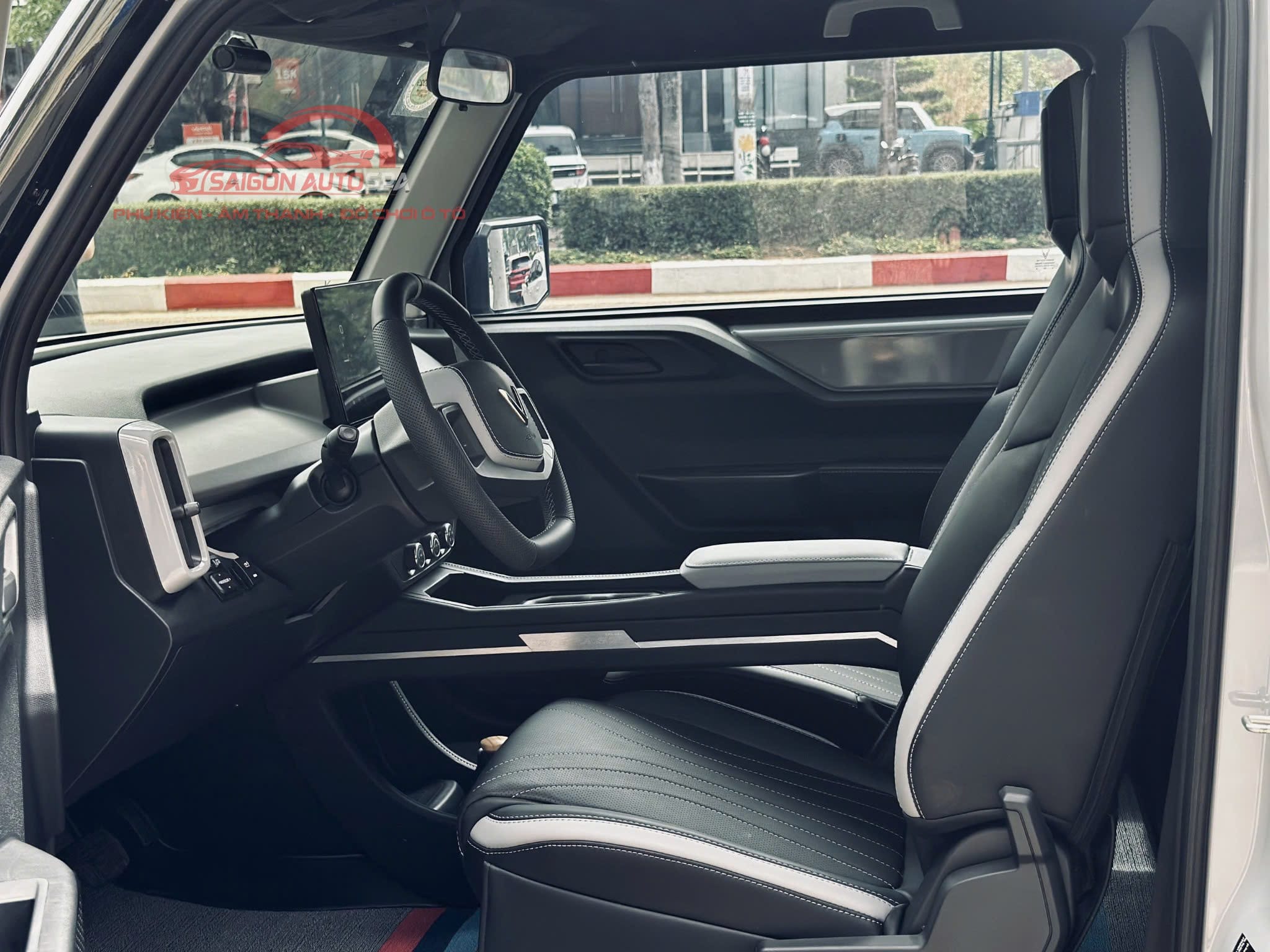 Ghế da VF3 Gia Lai được thi công tại SaigonAuto Spa với thiết kế sang trọng, chuẩn form theo xe, giúp nội thất đẹp hơn và dễ vệ sinh trong quá trình sử dụng.