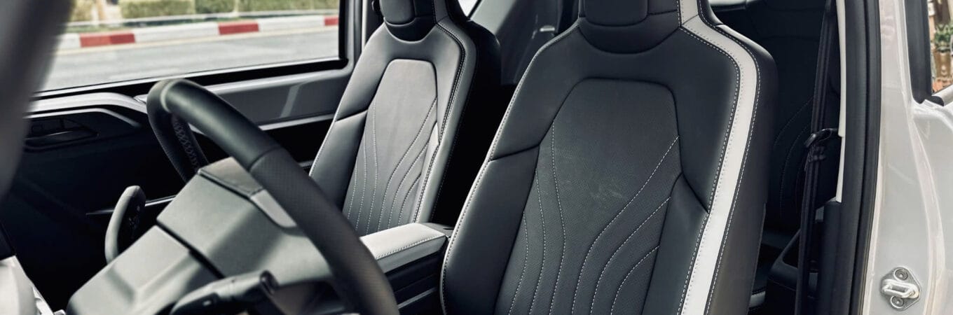 Bộ ghế da VF3 Gia Lai được thi công tại SaigonAuto Spa với thiết kế thể thao, đường may tinh tế và chất liệu da cao cấp. Ghế ôm sát form nguyên bản, mang lại cảm giác ngồi êm ái, sang trọng và dễ vệ sinh trong quá trình sử dụng.