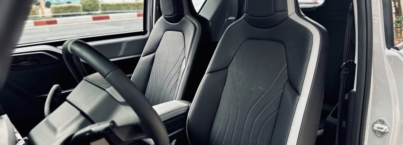 Bộ ghế da VF3 Gia Lai được thi công tại SaigonAuto Spa với thiết kế thể thao, đường may tinh tế và chất liệu da cao cấp. Ghế ôm sát form nguyên bản, mang lại cảm giác ngồi êm ái, sang trọng và dễ vệ sinh trong quá trình sử dụng.